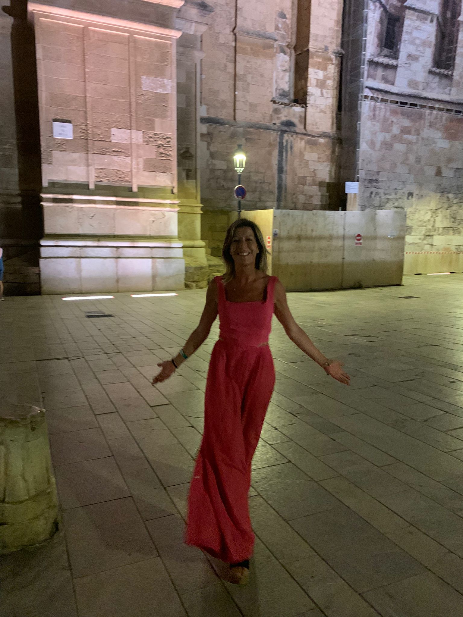 Eva en vestido rojo por la noche